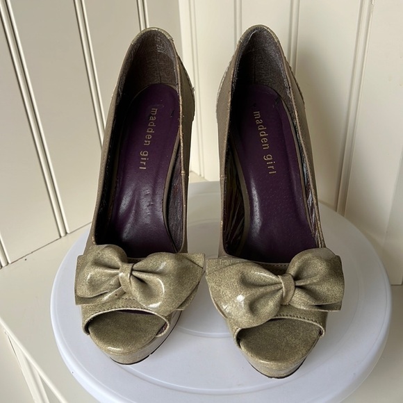 MADDEN GIRL Limmeric Tan Gold Big Bow Peep Toe Platform Heels Shoes 7.5 - Picture 4 of 17